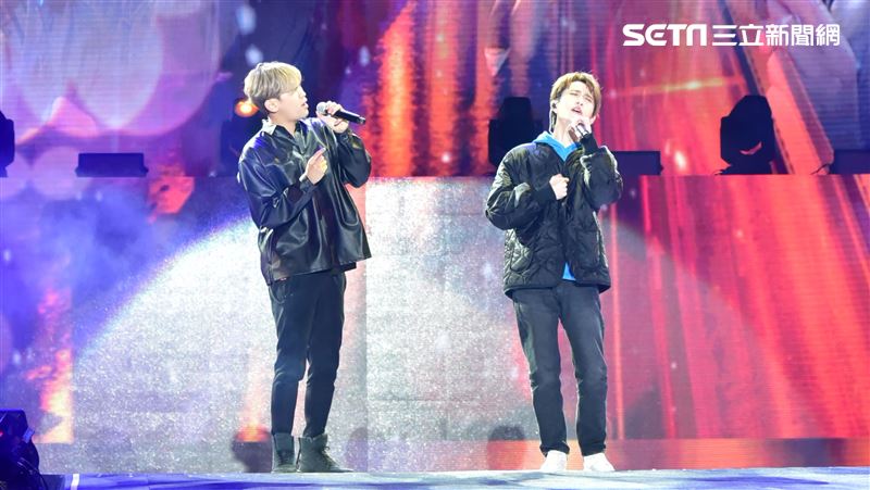 邱鋒澤尬唱陳零九　飆浪漫曲耳朵懷孕