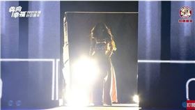 Hebe田馥甄從舞台中間霸氣登場。