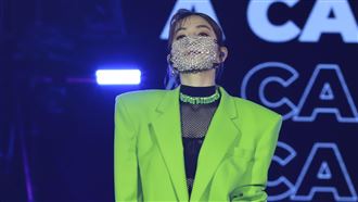 辣爆！Ella西裝打開隱乳趁縫衝出