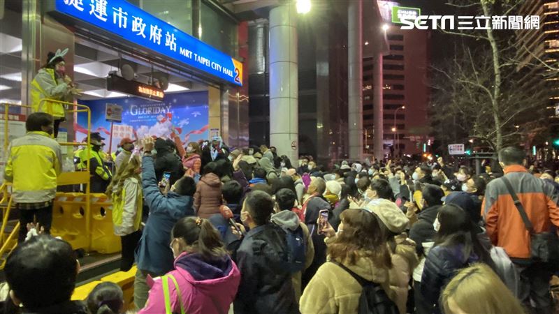 「潮天團」出動！市府站散場人潮塞爆