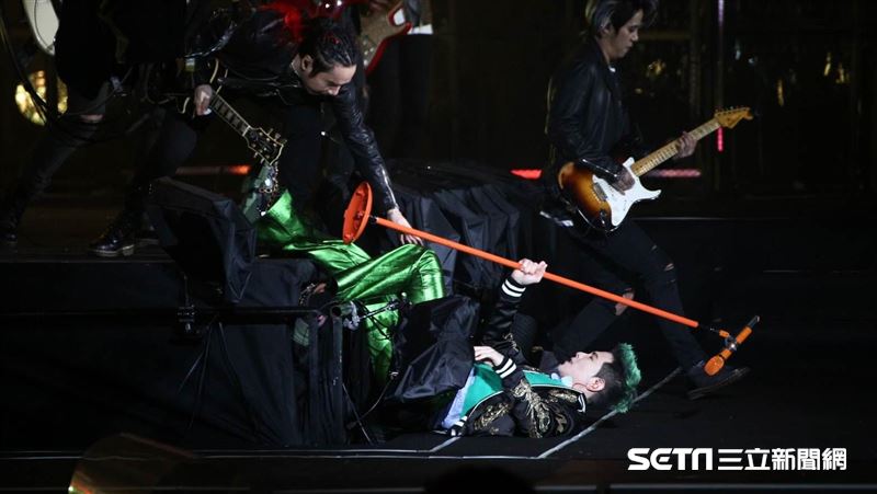 蕭敬騰唱一半突重摔舞台　驚險畫面曝