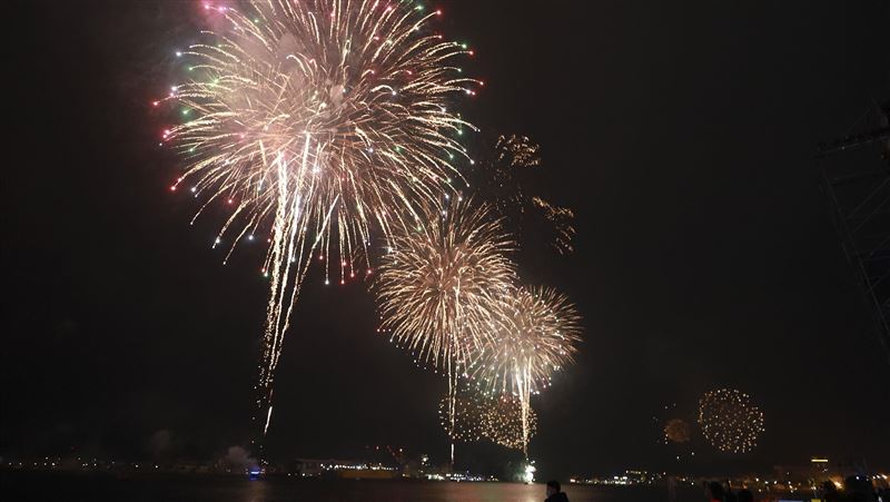 高雄跨年／跨百光年300秒煙火美翻