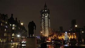 英國大笨鐘，與邱吉爾雕像（圖／美聯社／達志影像）