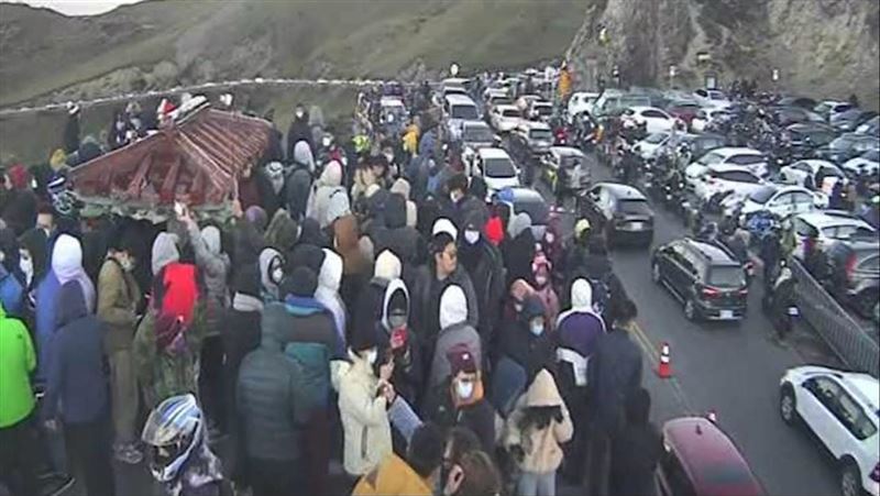誇張畫面曝！合歡山等曙光人車擠到爆