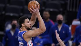 ▲西蒙斯（Ben Simmons）投進生涯第3顆三分球。（圖／美聯社／達志影像）
