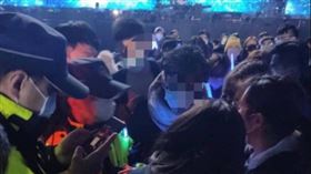 五月天演唱會，疑似出現有自主健康管理者遭到警方帶離現場。（圖／翻攝自五月天Just5取代社團）