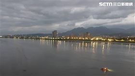 26名大學生包遊艇歡慶跨年，林姓印尼男僑生卻不慎失足落河。（圖／翻攝畫面）