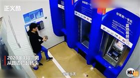 ▲中國江蘇鎮江市的王姓男子，起床後心情不佳，出門散步卻變成拿石頭到處砸ATM洩憤，共10家銀行受害。（圖／翻攝自檢察日報 正義網官方微博）