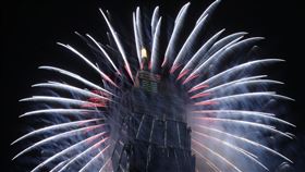 台北101煙火　立體輪狀噴射效果震撼台北101跨年煙火今年全新推出「360度立體特效輪狀煙火」，是全世界第一個在高樓架設的煙火設施，在台北101的50樓與82樓架設共16組輪狀煙火，打造四面立體煙火噴射的震撼效果。中央社記者張新偉攝  110年1月1日
