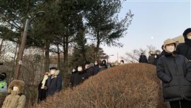 首爾臥龍公園迎曙光  民眾緊戴口罩在首爾北岳山下臥龍公園迎接曙光的民眾，臉上都戴著口罩防疫。（民眾提供）中央社記者廖禹揚首爾傳真 110年1月1日