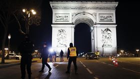 2020年最後一天，法國警方在凱旋門旁的香榭麗舍大道上進行交通管制。（圖／美聯社／達志影像）