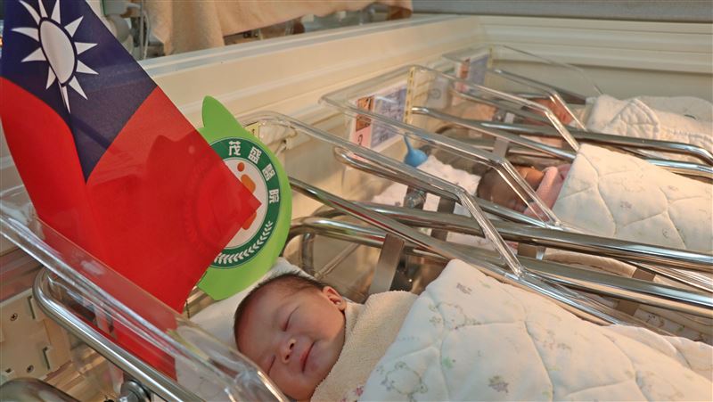 趕跨年！0點01分女娃自然產搶頭香