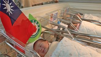 趕跨年！0點01分女娃自然產搶頭香