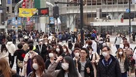 日本添109人確診　東京憂疫情爆發日本27日添109人確診武漢肺炎，首度單日逾100人，東京有40人。東京都知事小池百合子呼籲市民，週末盡量不要外出，圖為東京鬧區澀谷人潮。中央社記者楊明珠東京攝　109年3月27日
