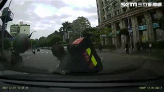 法拉利撞歡樂送　薯條撒滿地畫面曝光