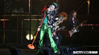 蕭敬騰重摔失足　羞曝褲子直接被扯開