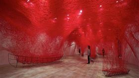 鹽田千春個展　5月北美館登場台北市立美術館5月將帶來日本藝術家鹽田千春個展（圖），她最為人所知的系列是由紅色與黑色細線纏繞整個空間、張力十足的裝置作品。（北美館提供）中央社記者鄭景雯傳真  110年1月1日