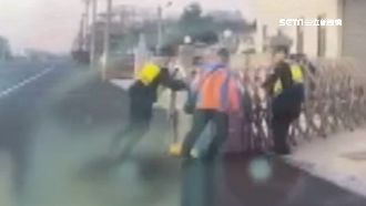 雲林海線風超大！伸縮大門逃家擋路