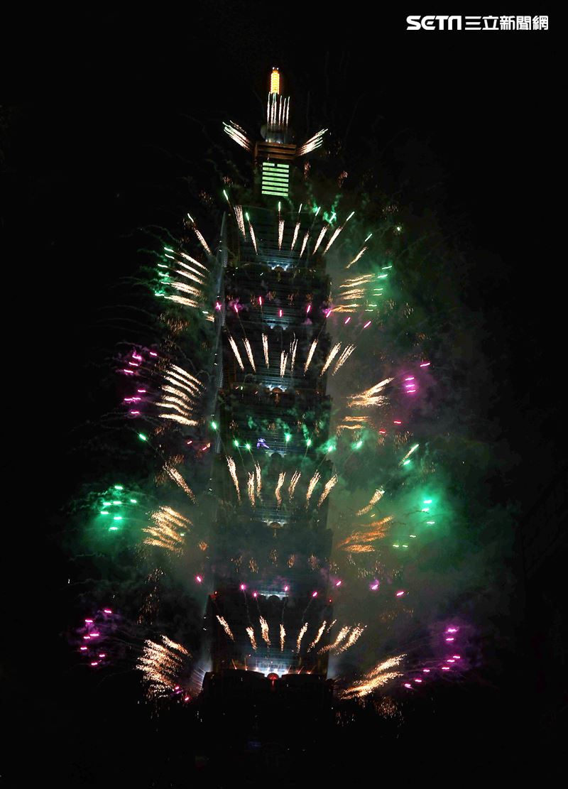 2021台北101大樓1.6萬發輪狀大噴射，閃亮夜空300秒。（記者邱榮吉/攝影）