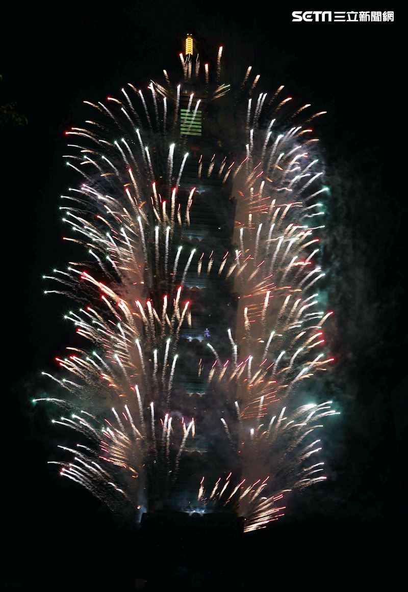 2021台北101大樓1.6萬發輪狀大噴射，閃亮夜空300秒。（記者邱榮吉/攝影）