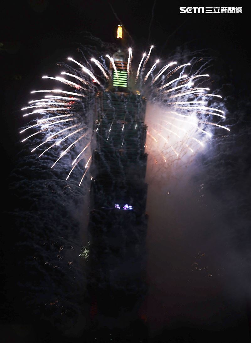 2021台北101大樓1.6萬發輪狀大噴射，閃亮夜空300秒。（記者邱榮吉/攝影）