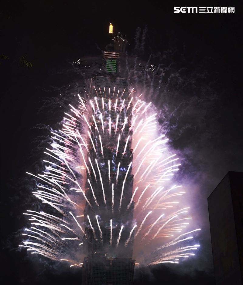 2021台北101大樓1.6萬發輪狀大噴射，閃亮夜空300秒。（記者邱榮吉/攝影）