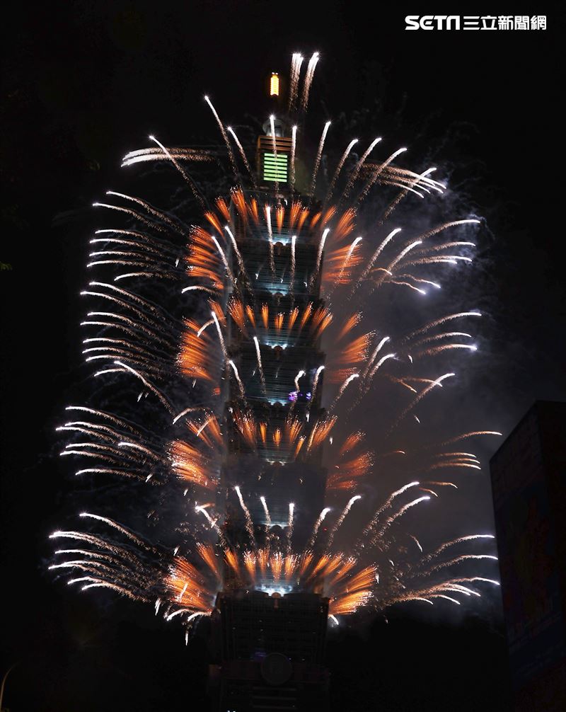 2021台北101大樓1.6萬發輪狀大噴射，閃亮夜空300秒。（記者邱榮吉/攝影）
