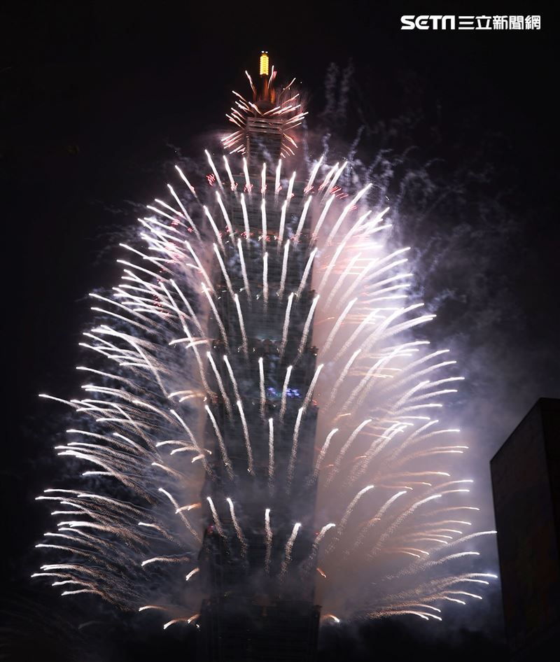 2021台北101大樓1.6萬發輪狀大噴射，閃亮夜空300秒。（記者邱榮吉/攝影）