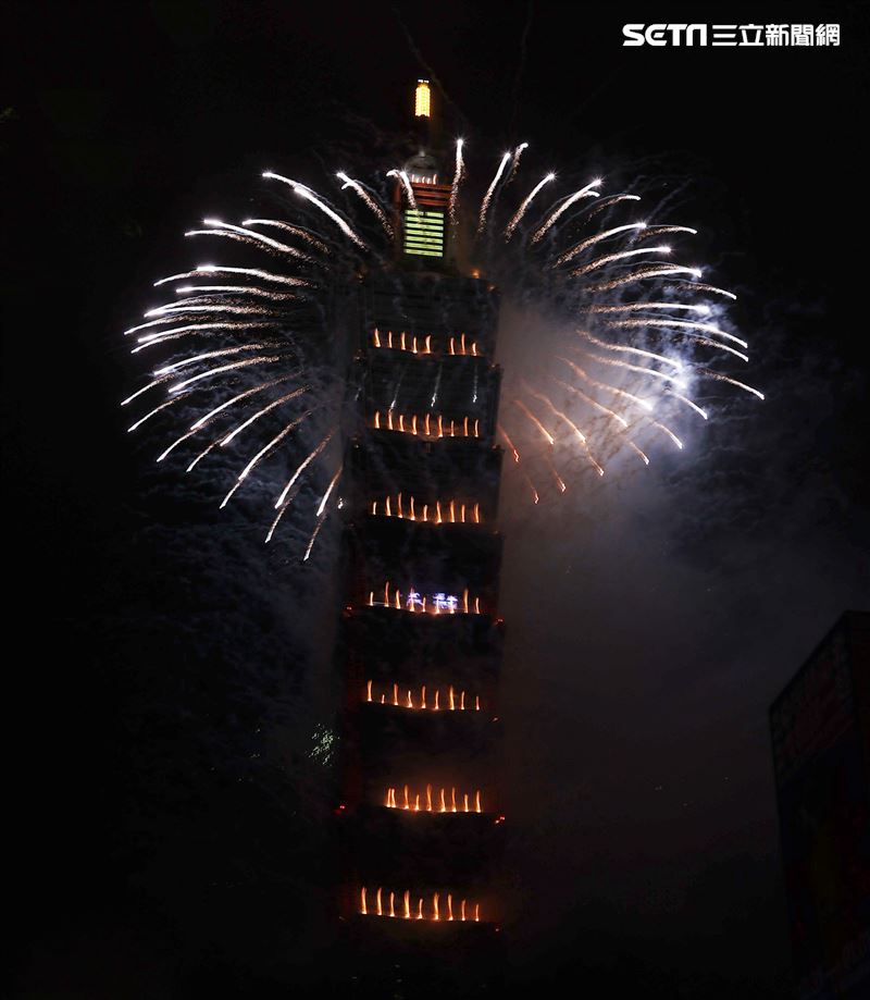 2021台北101大樓1.6萬發輪狀大噴射，閃亮夜空300秒。（記者邱榮吉/攝影）