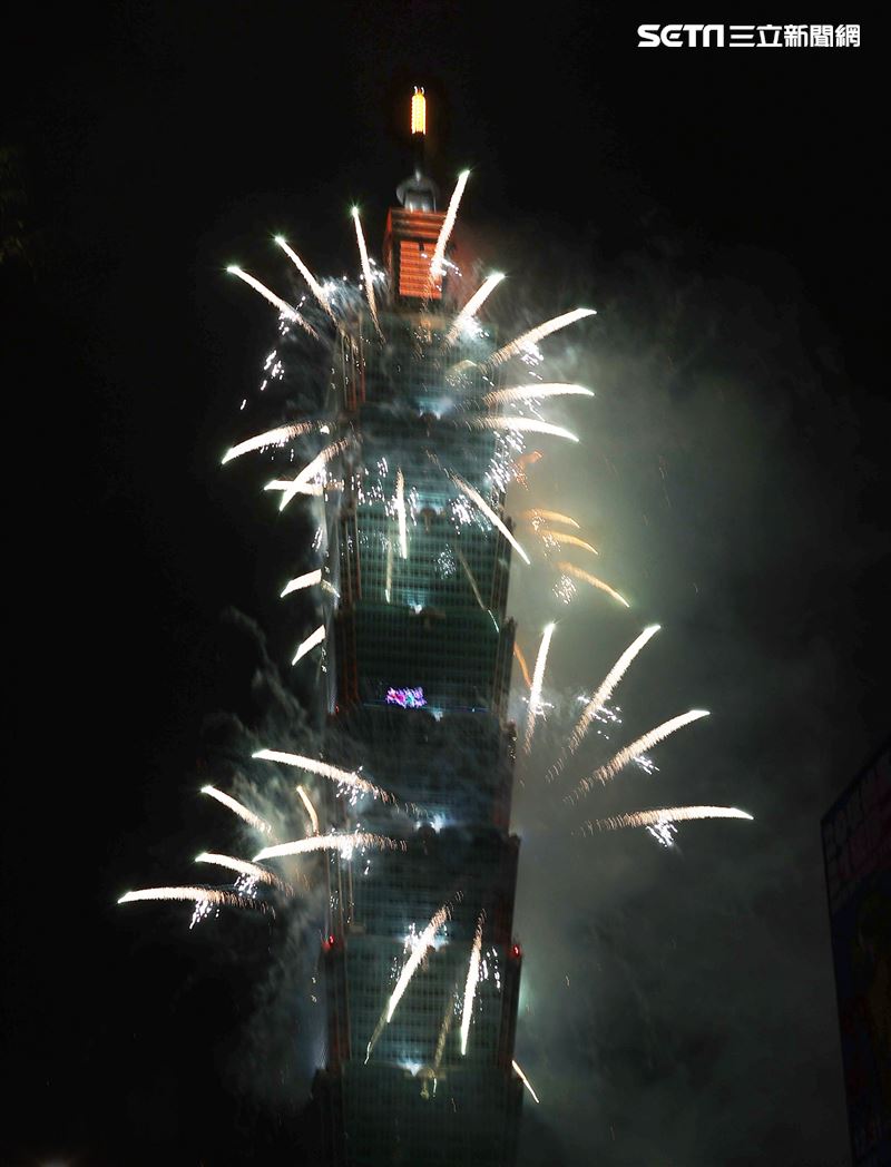 2021台北101大樓1.6萬發輪狀大噴射，閃亮夜空300秒。（記者邱榮吉/攝影）