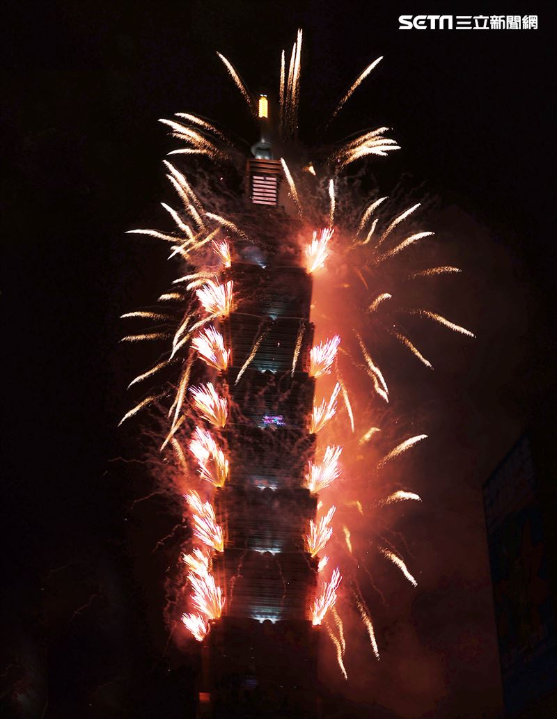 2021台北101大樓1.6萬發輪狀大噴射，閃亮夜空300秒。（記者邱榮吉/攝影）