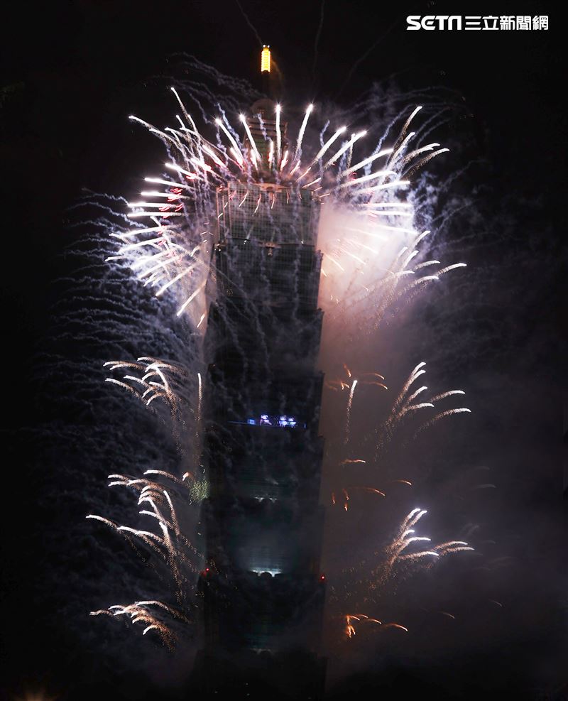 2021台北101大樓1.6萬發輪狀大噴射，閃亮夜空300秒。（記者邱榮吉/攝影）