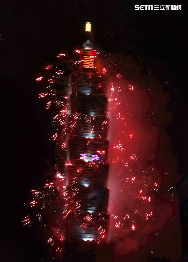 2021台北101大樓1.6萬發輪狀大噴射，閃亮夜空300秒。（記者邱榮吉/攝影）