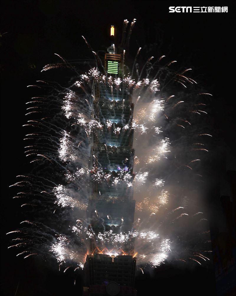 2021台北101大樓1.6萬發輪狀大噴射，閃亮夜空300秒。（記者邱榮吉/攝影）