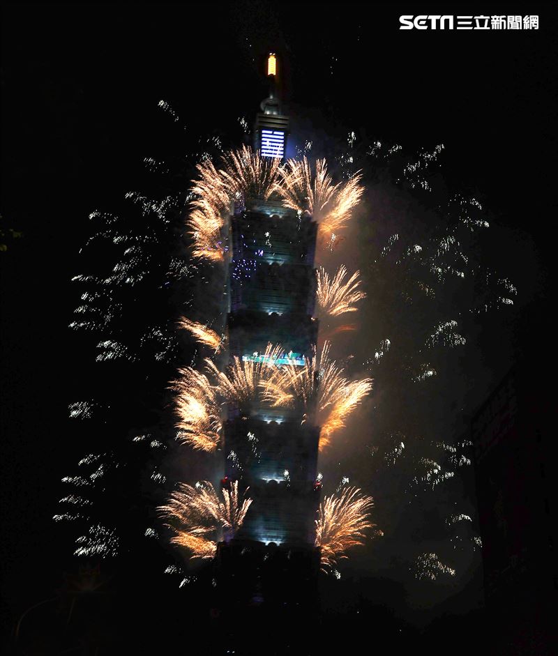 2021台北101大樓1.6萬發輪狀大噴射，閃亮夜空300秒。（記者邱榮吉/攝影）