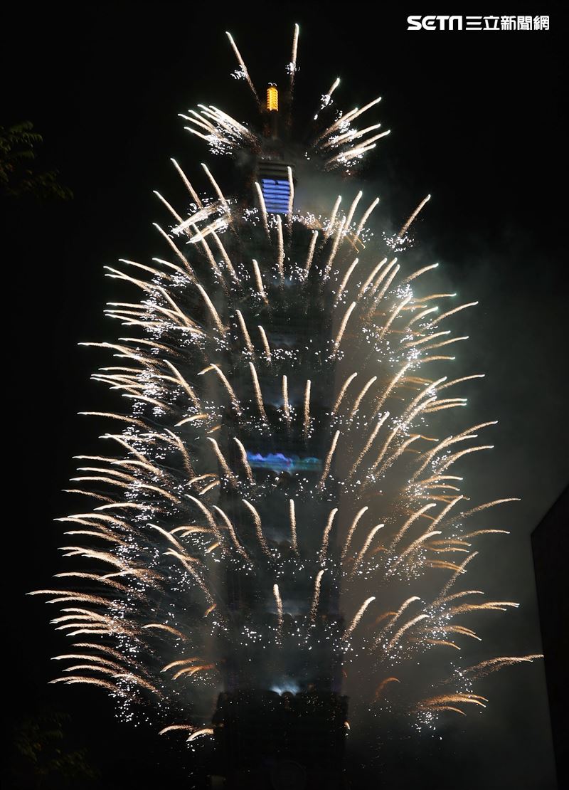 2021台北101大樓1.6萬發輪狀大噴射，閃亮夜空300秒。（記者邱榮吉/攝影）