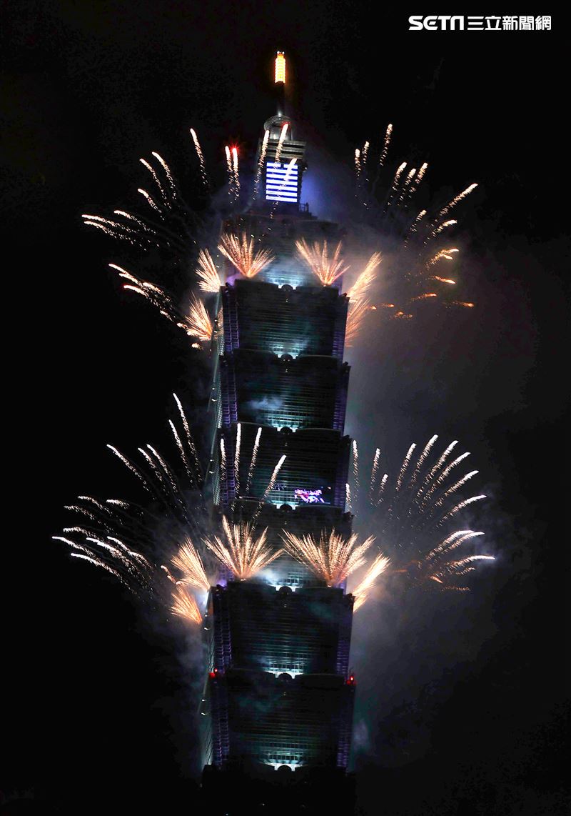 2021台北101大樓1.6萬發輪狀大噴射，閃亮夜空300秒。（記者邱榮吉/攝影）