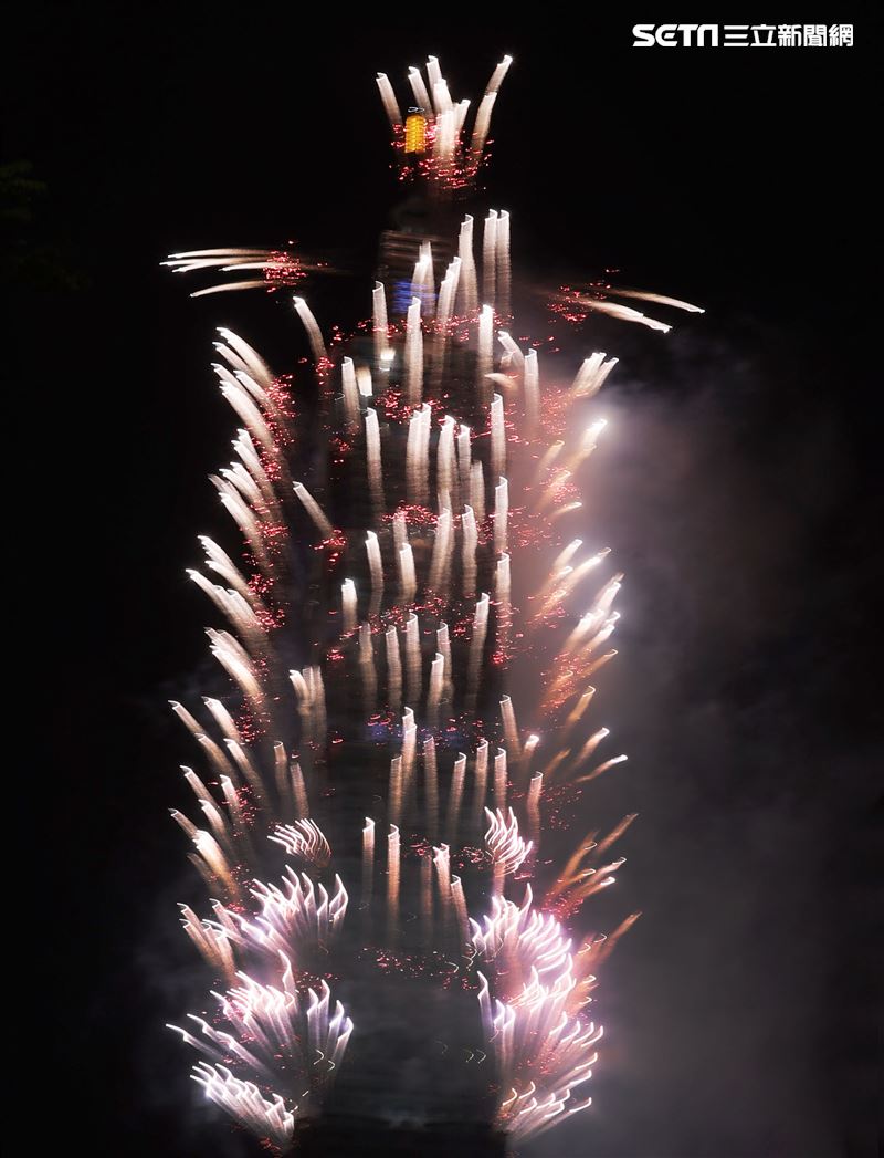 2021台北101大樓1.6萬發輪狀大噴射，閃亮夜空300秒。（記者邱榮吉/攝影）