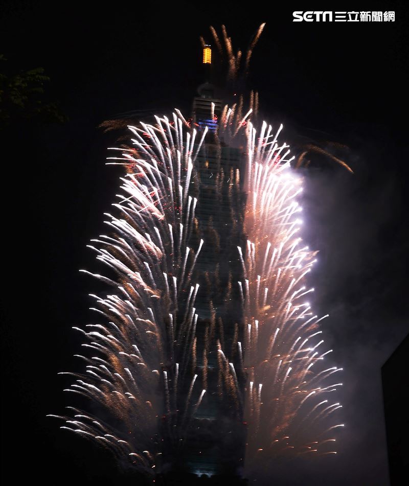 2021台北101大樓1.6萬發輪狀大噴射，閃亮夜空300秒。（記者邱榮吉/攝影）