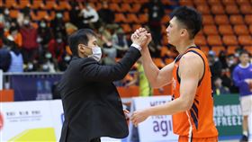 SBL璞園總教練顏行書執教首勝入袋第18屆超級籃球聯賽（SBL）1日移師新北市板橋體育館舉行，桃園璞園建築隊以77比75力退高雄九太科技隊，也讓總教練顏行書（左）收下執教首勝。（中華民國籃球協會提供）中央社記者黃巧雯傳真　110年1月1日