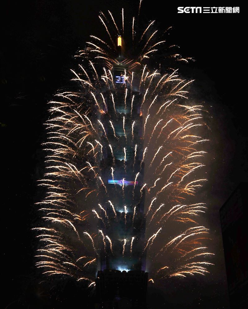 2021台北101大樓1.6萬發輪狀大噴射，閃亮夜空300秒。（記者邱榮吉/攝影）
