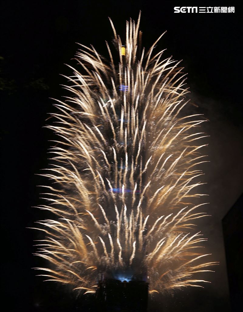 2021台北101大樓1.6萬發輪狀大噴射，閃亮夜空300秒。（記者邱榮吉/攝影）