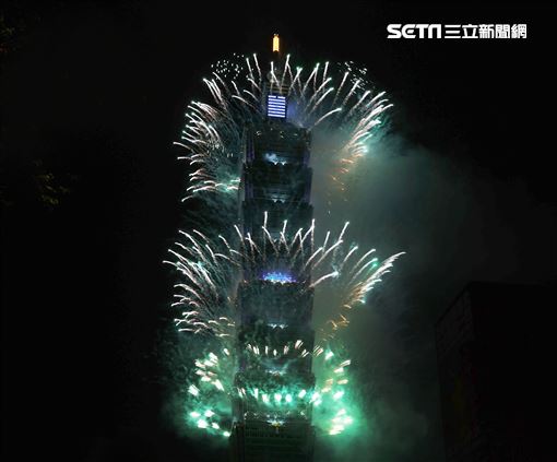 2021台北101大樓1.6萬發輪狀大噴射，閃亮夜空300秒。（記者邱榮吉/攝影）