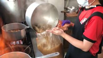 吃薑母鴨火大！排隊等嘸、外面吹冷風