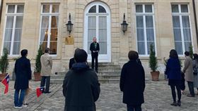 駐法代表處元旦升旗典禮駐法代表處舉行中華民國110年元旦升旗典禮，由代表吳志中（中）主持。為配合法國防疫規範，儀式未邀請來賓，且參與的人員皆保持社交距離。（駐法代表處提供）中央社記者曾婷瑄巴黎傳真　110年1月1日