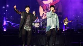 五月天於桃園國際棒球場舉行首場「好好好想見到你」演唱會。（圖／相信音樂提供）