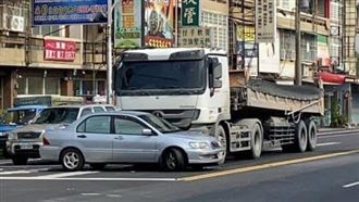 小客車硬切！砂石車不讓「老漢推車」