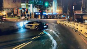 疑路況不熟 麥拉倫超跑自撞台南東門陸