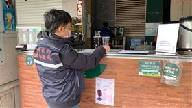 中市飲料店禁用保麗龍杯  環保局展開稽查台中市連鎖飲料店從元旦起禁用保麗龍杯，政策上路首日，台中市環保局即成立專案稽查小組查核多家飲料業者，暫未查獲違規情事，業者都有配合環保政策。（環保局提供）中央社記者郝雪卿傳真   110年1月2日