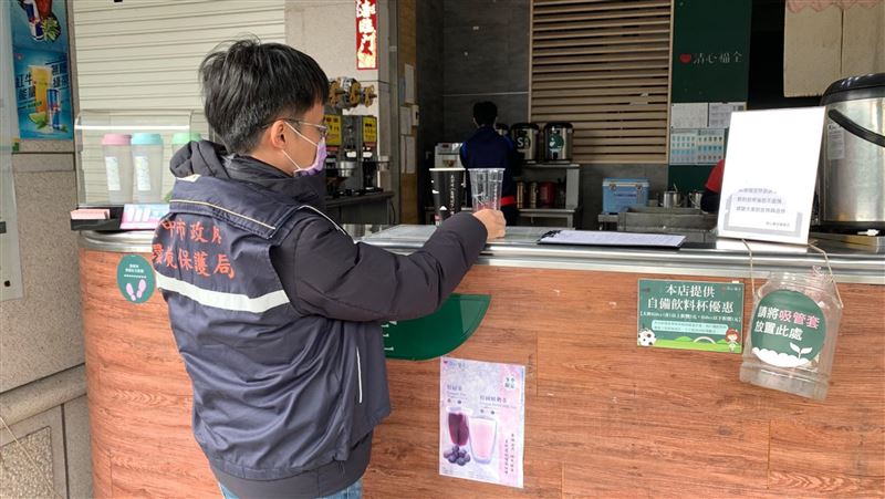 中市飲料店禁用保麗龍杯　環保局稽查